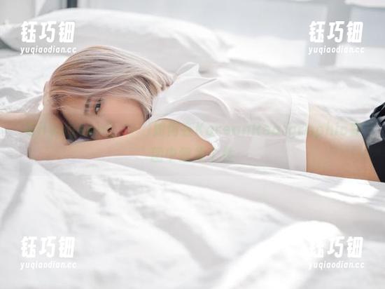 看Hyoyeon(김효연)如何在KoreanRealgraphic套图中散发个性