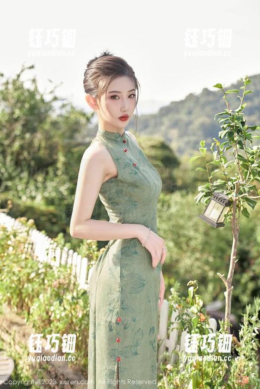 Xiuren秀人网-Elise谭晓彤 Xiuren秀人网 - 从Elise谭晓彤的私房连衣裙里,我发现了一种新风格,叫做‘惊艳四座但仍懒洋洋’!