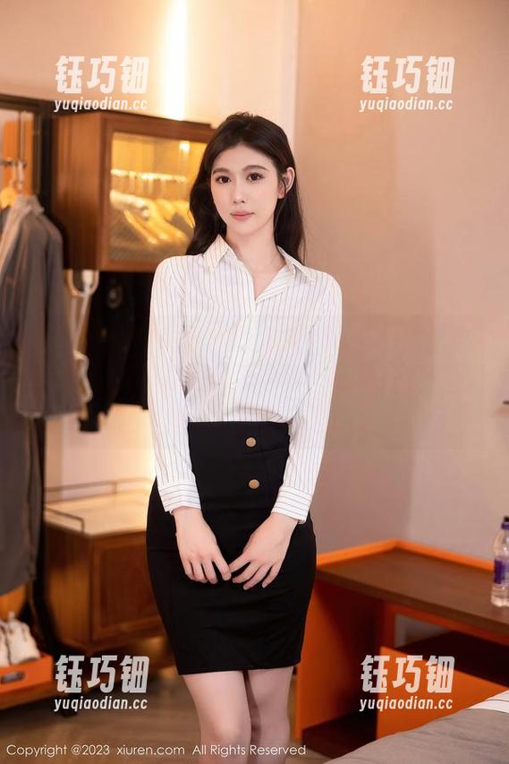 Xiuren秀人网-晗大大Via Xiuren秀人网 - 晗大大Via在私房里穿礼服,你猜她是在秀风格,还是在煲电话粥?
