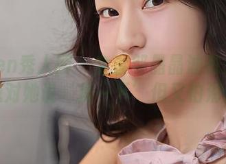Xiuren秀人网 – 全套邹晶晶油亮:你绝对想对她说‘摸一下’但又怕滑倒!