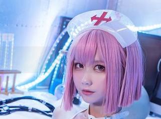 作品与更新:izumi泉桃子的自拍,难道真是对镜子产生了情愫吗?