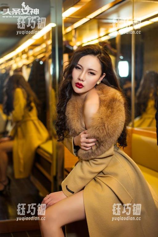 头条女神-杨漫妮baby 头条女神 - 杨漫妮baby的牛仔裤原图合集:原来这色系才是绝配!