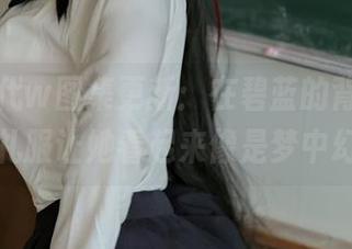 小仓千代w图集更新:在碧蓝的背景下,大凤礼服让她看起来像是梦中幻影。