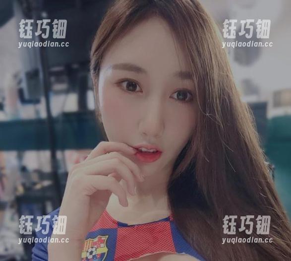 小玉吃果冻 微密圈 - 小玉吃果冻居家的奇幻旅程:原图里藏着一整碗的懒散与快乐
