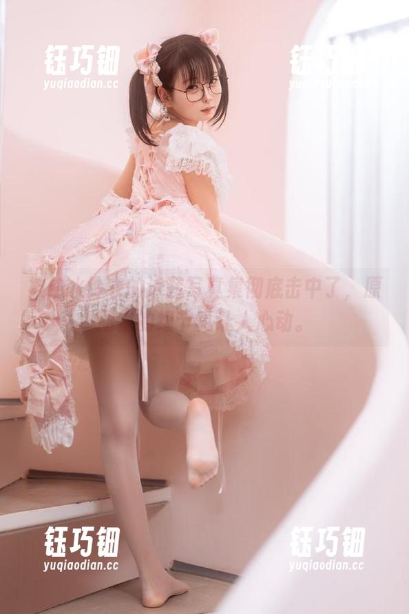 幼水铃衣 被幼水铃衣的泳装写真集彻底击中了,原图里的细节真让人心动。