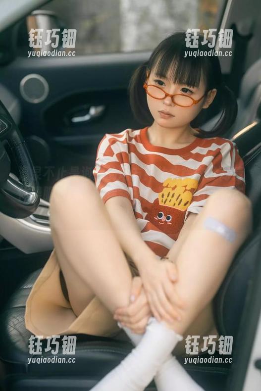 幼水铃衣 温泉不止是泡泡的地方!幼水铃衣的高清体操服套图,带你领略水里运动的新姿态!