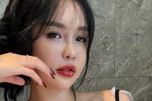 微密圈 – 张鑫baby的比基尼合集:在红色灯光下,意外的美丽…和意外的肥胖感,下载前请谨慎!