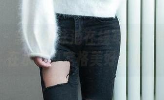 推女郎 – 李七喜泳池在线写真:看她如何在水波中定格美好瞬间!
