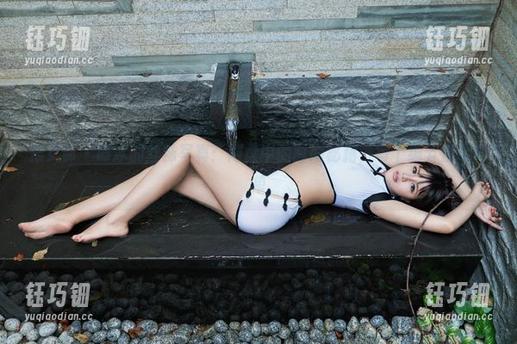 推女郎-谭冰 推女郎 - 谭冰的丝袜写真:网盘中的时尚秘籍,每个细节都不简单