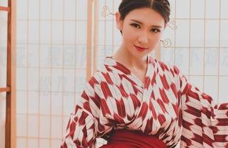 高清见证:果团网美女球迷场下对决,轻松几招就能俘获心!