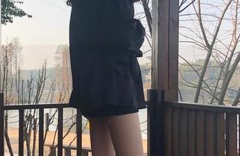 微密圈 – 潮流大冒险:梦里一只喵与黑丝小野猫的写真聚会
