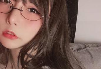 次屁啦的连衣裙从未如此迷离，在原图里徘徊着不肯离去的目光…