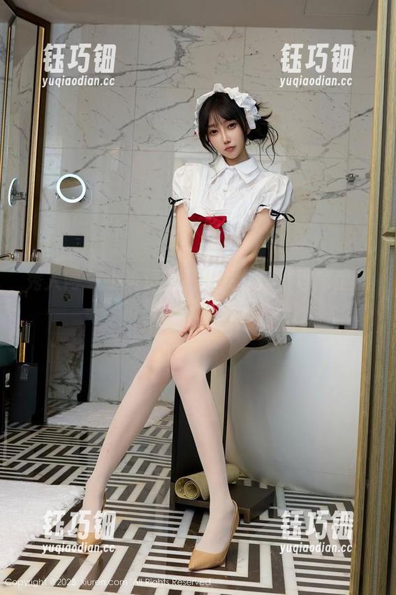 秀人网-小逗逗 秀人网 - 小逗逗的私拍女仆:打理家庭和镜头的双重挑战!