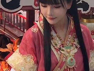 慢慢看,秋山AkI的牛仔裤在原图中是怎么释放魅力的