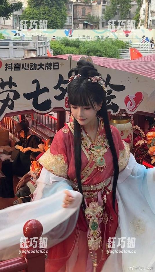 秋山AkI 慢慢看,秋山AkI的牛仔裤在原图中是怎么释放魅力的