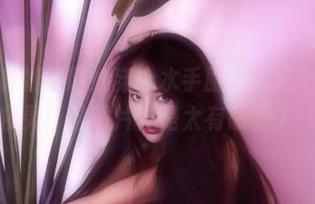 看,苏嫣嫣阿姨穿上水手服,真是个海洋精灵!这照片真是太有感觉了!