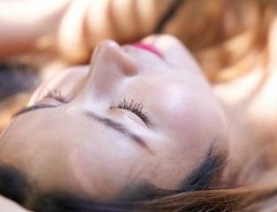 蜜桃社 – 进入Gina的世界:网袜与高清图库的完美搭配