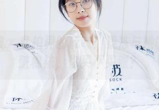 袜啵啵 – 私拍界的玩味:果冻与她的白色脏棉袜,你买不买账?