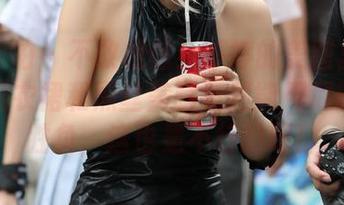 魔镜街拍 – 不敢相信!婷婷的美图里白色吊带连衣裙和黑丝美腿竟然能用屁股决定胜负,这也是不行的吧!