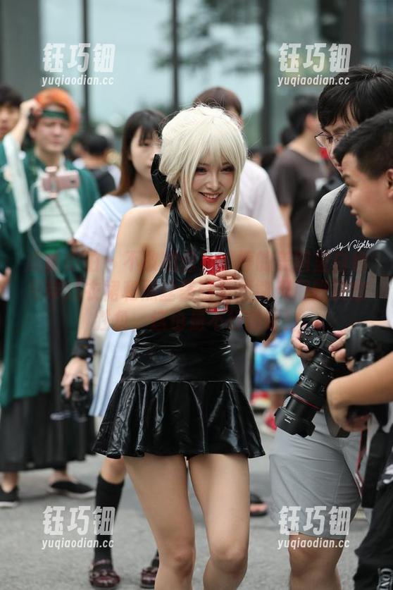 魔镜街拍-婷婷 魔镜街拍 - 不敢相信!婷婷的美图里白色吊带连衣裙和黑丝美腿竟然能用屁股决定胜负,这也是不行的吧!
