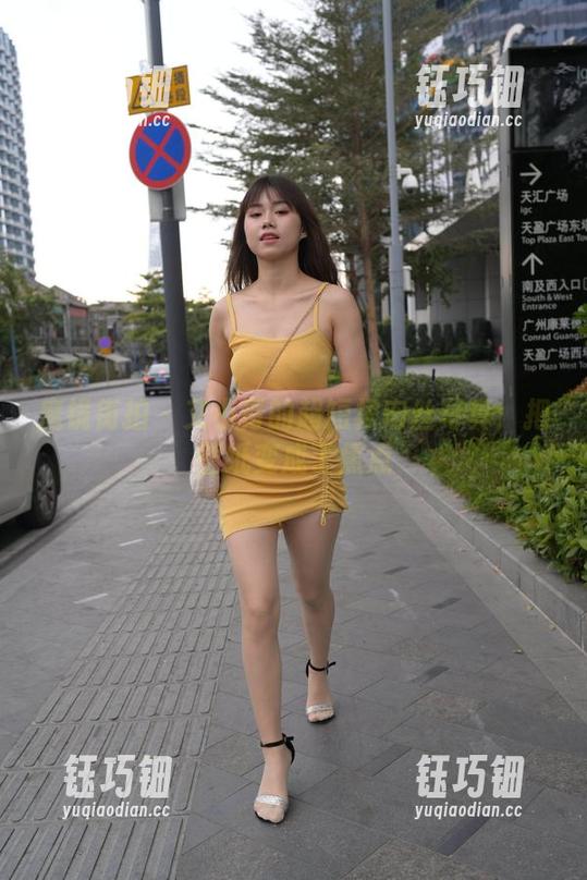魔镜街拍-艾小青 魔镜街拍 - 艾小青的超短裙肉丝写真:把壁纸变成了焦点