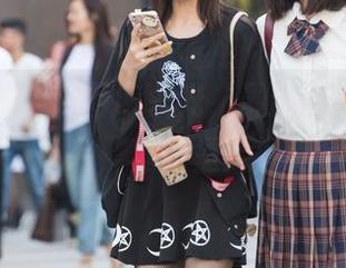 魔镜街拍全新图库曝光,最新紧身裤女神们的风采,真的是人间绝色!