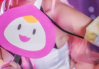 壁纸里的护士:鳗鱼霏儿的美图魔法!