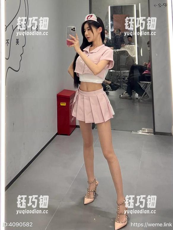 黎允熙baby 微密圈 - 色彩与线条的碰撞,黎允熙baby的绿色漏背裙作品合集来袭,快看!